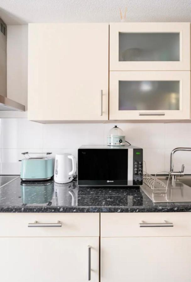 Guenstiges Gruenes Ferienzimmer Mit Separater Moderner Dusche لاروش المظهر الخارجي الصورة