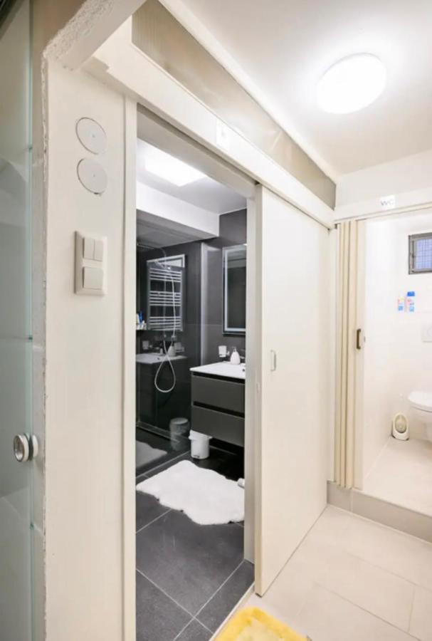 Guenstiges Gruenes Ferienzimmer Mit Separater Moderner Dusche لاروش المظهر الخارجي الصورة