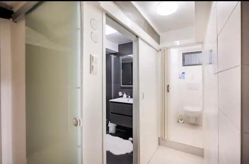 Guenstiges Gruenes Ferienzimmer Mit Separater Moderner Dusche لاروش المظهر الخارجي الصورة