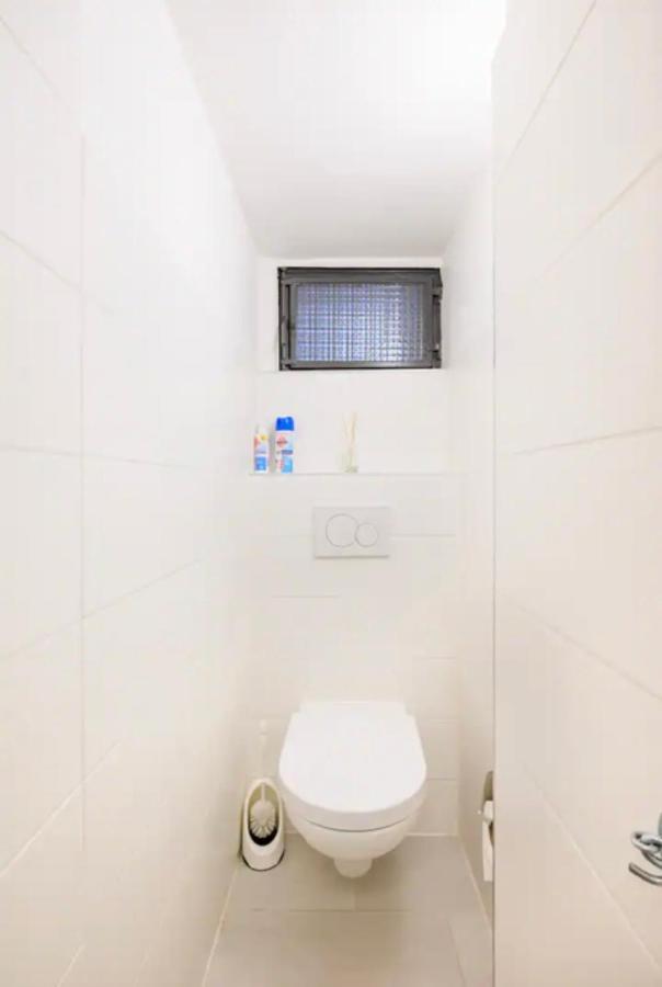 Guenstiges Gruenes Ferienzimmer Mit Separater Moderner Dusche لاروش المظهر الخارجي الصورة