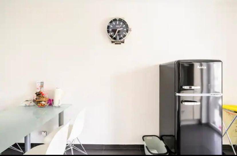 Guenstiges Gruenes Ferienzimmer Mit Separater Moderner Dusche لاروش المظهر الخارجي الصورة